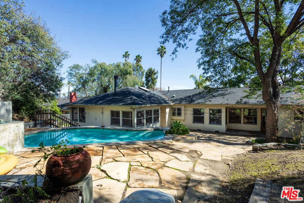 19439 Oxnard Street Property Photo 11