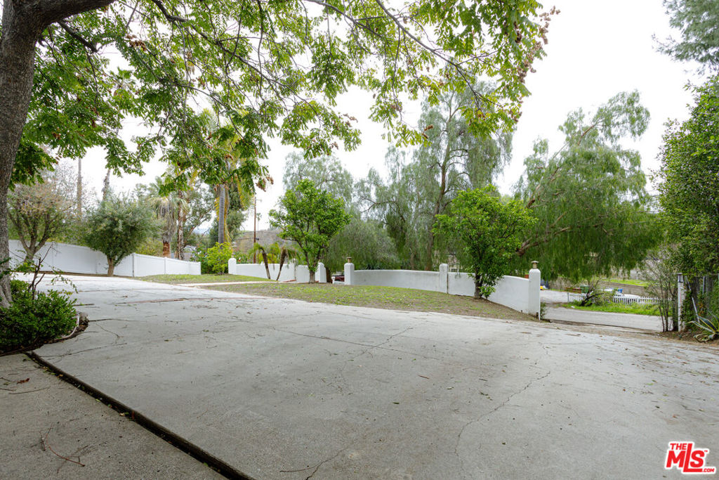 19439 Oxnard Street Property Photo 21