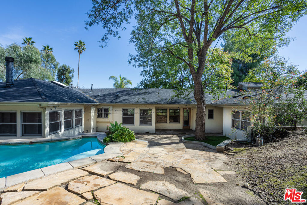 19439 Oxnard Street Property Photo 23