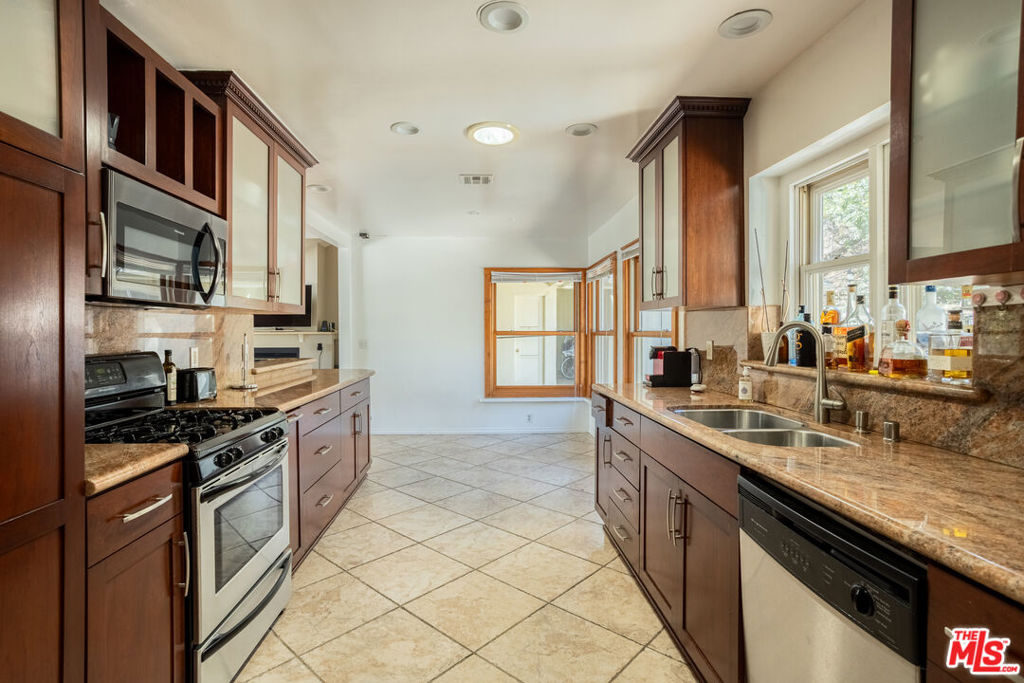 19439 Oxnard Street Property Photo 24