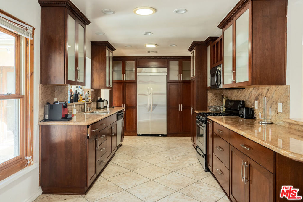 19439 Oxnard Street Property Photo 25