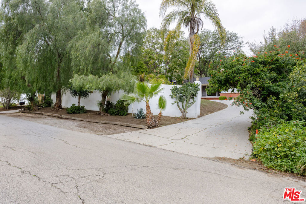 19439 Oxnard Street Property Photo 28