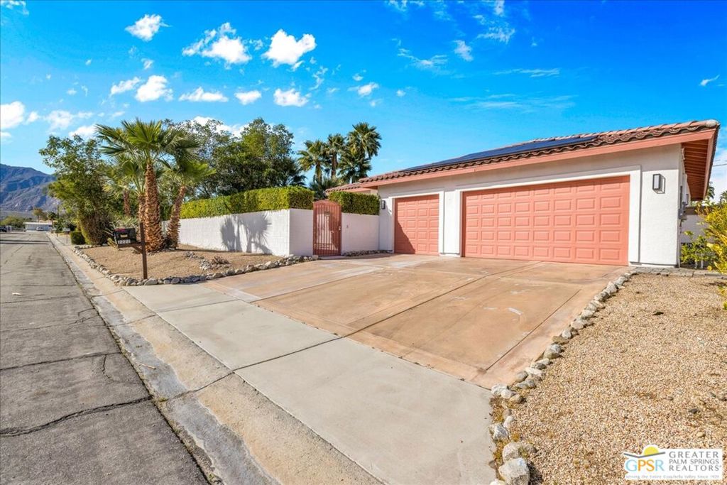 2222 E Wayne Road Property Photo 3