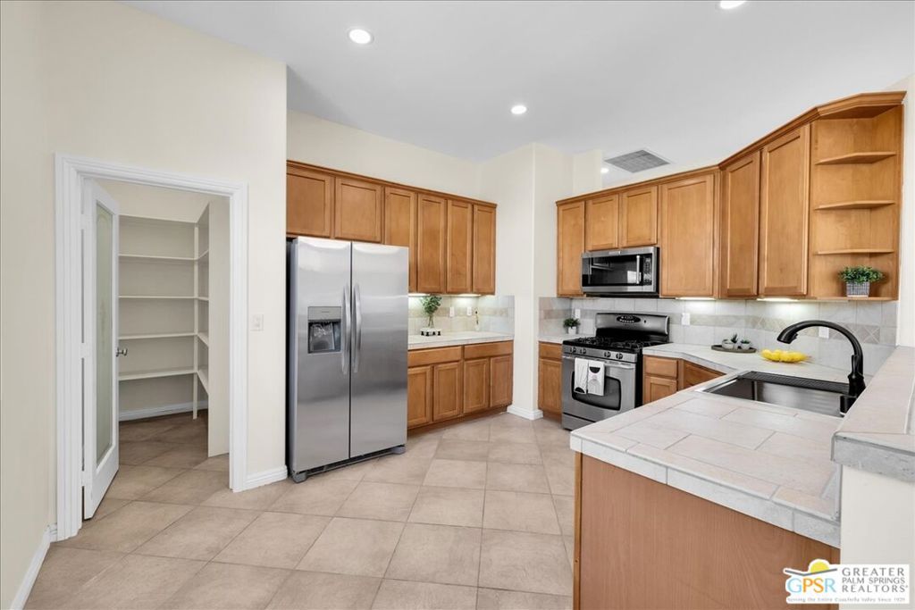 2222 E Wayne Road Property Photo 15