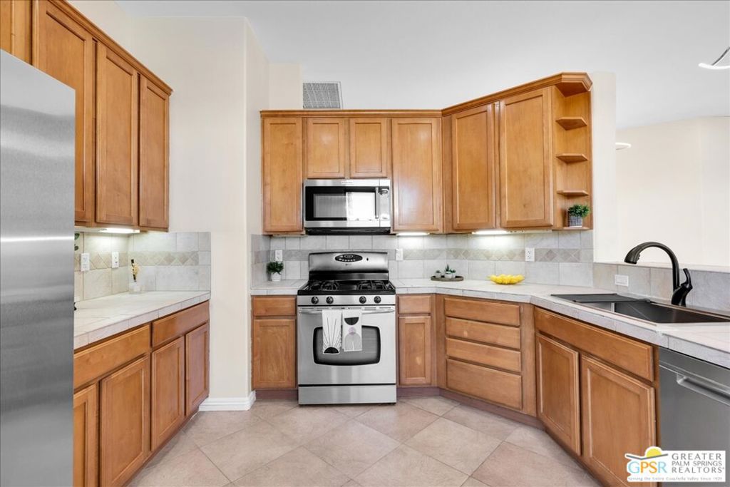 2222 E Wayne Road Property Photo 17
