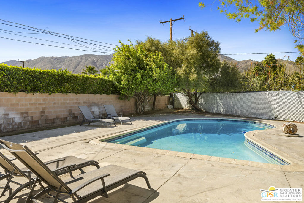 889 E Janet Circle Property Photo 3