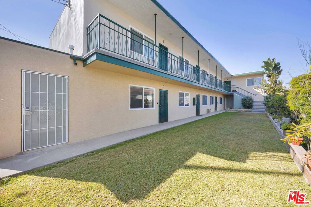 7512 California Avenue Property Photo 4