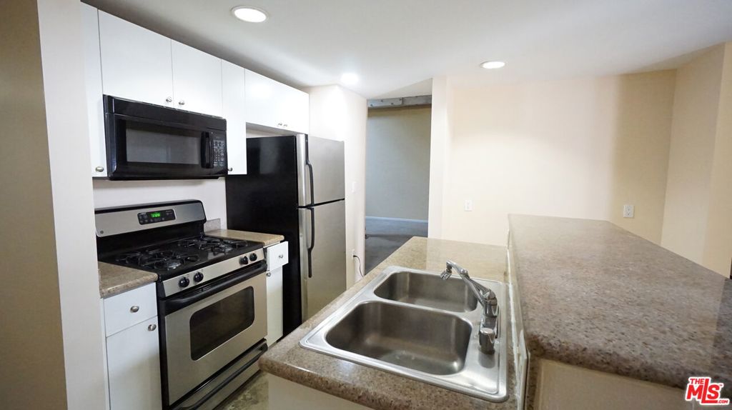 922 W 23rd Street 103 Property Photo 6
