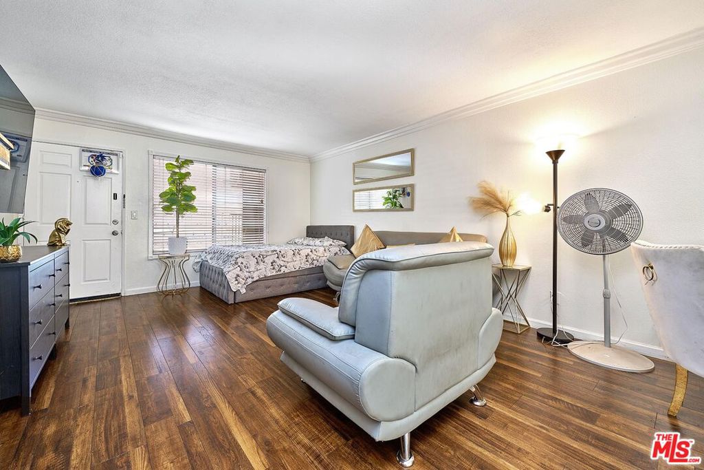 7045 Woodley Avenue 110 Property Photo 2