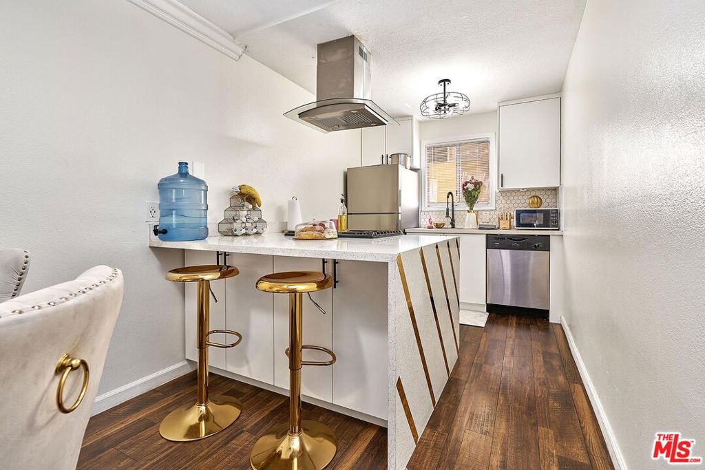 7045 Woodley Avenue 110 Property Photo 6