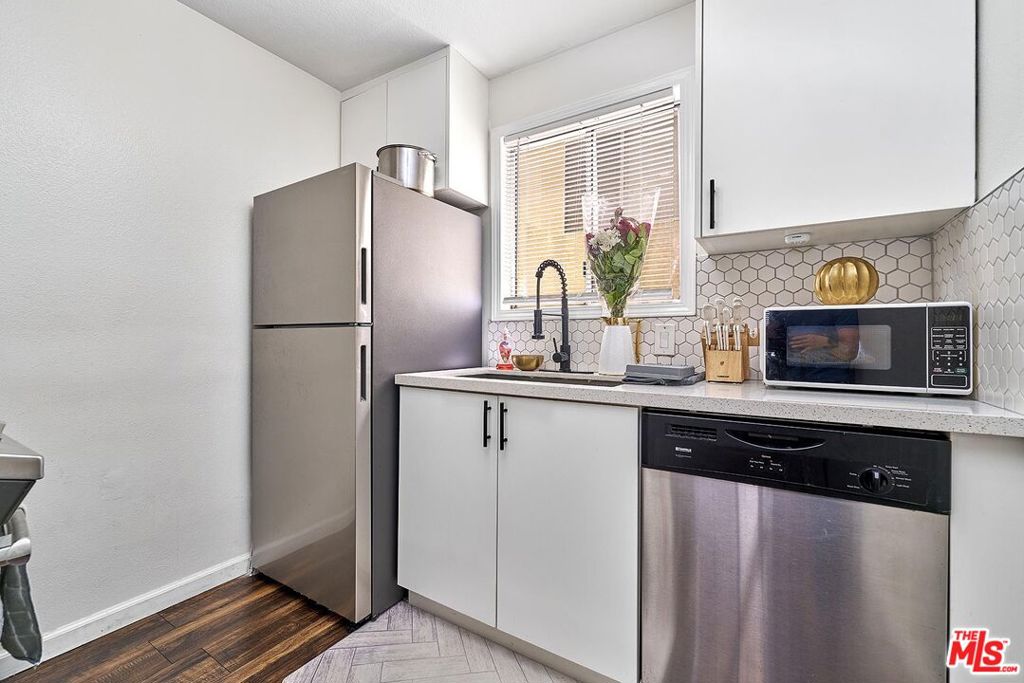 7045 Woodley Avenue 110 Property Photo 7