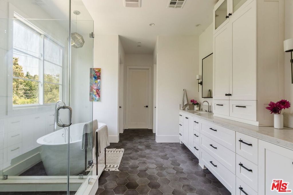 141 S Saltair Avenue Property Photo 15
