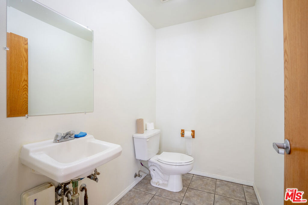2911 Beverly Blvd 203 Property Photo 9