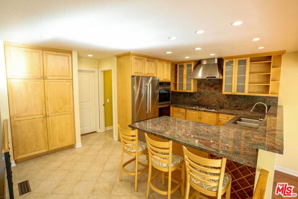 17097 Palisades Circle Property Photo 4