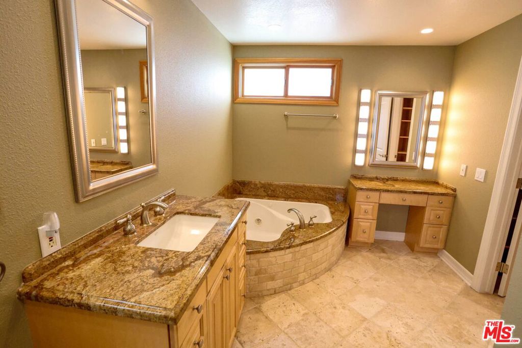 17097 Palisades Circle Property Photo 9