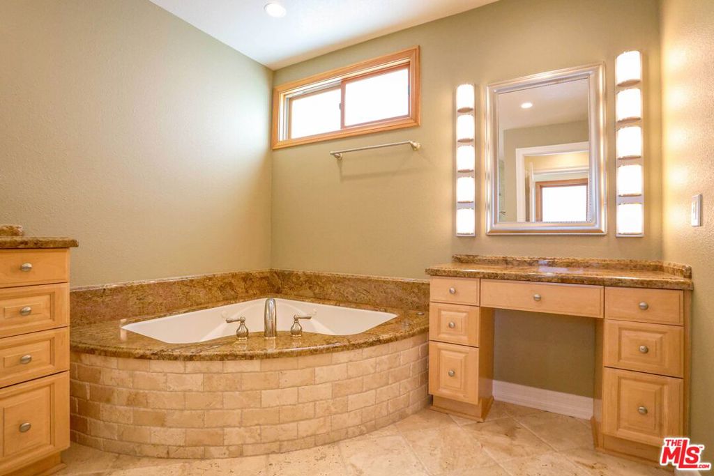 17097 Palisades Circle Property Photo 10