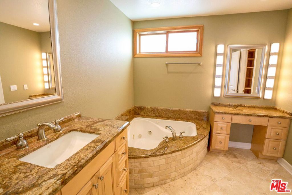 17097 Palisades Circle Property Photo 11
