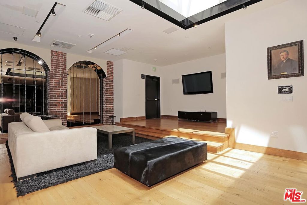 460 S Spring Street 201 Property Photo 17
