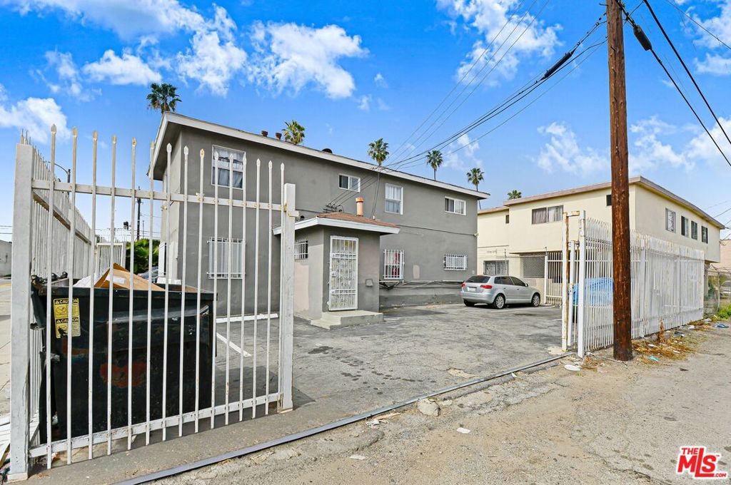10974 S Figueroa Street Property Photo 6