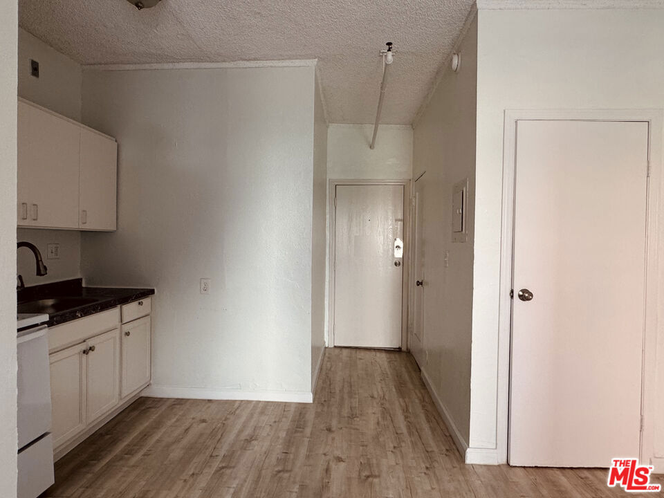 920 S Hobart Blvd 104 Property Photo 1