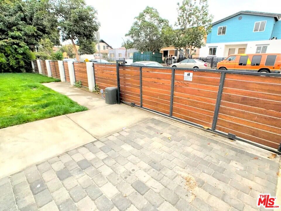 1121 W 39th Place Property Photo 1