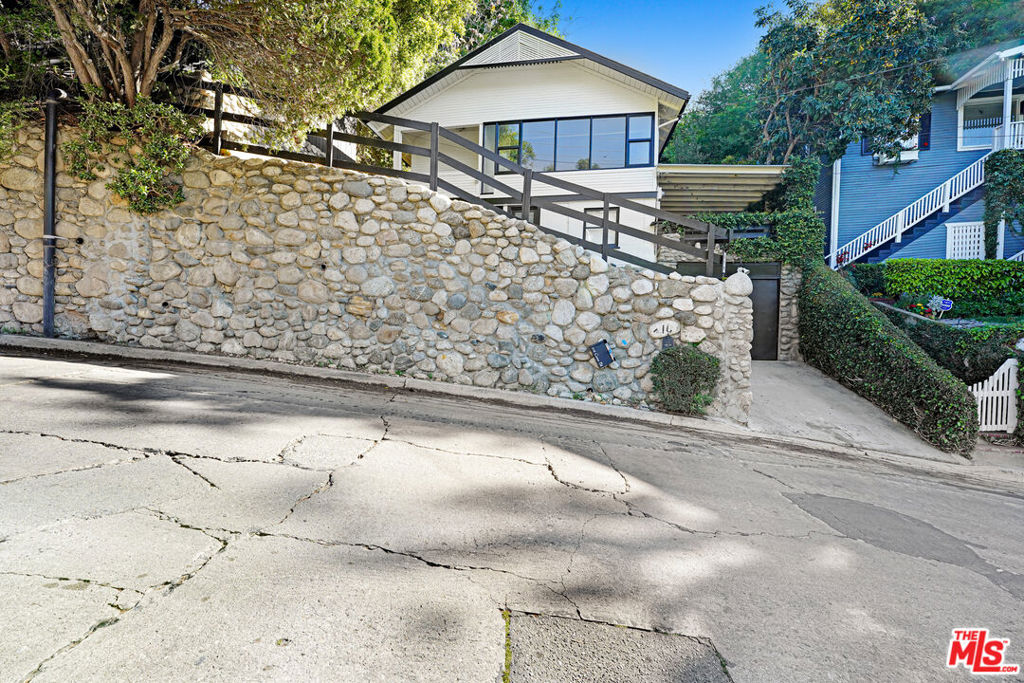 316 Crane Boulevard Property Photo 2