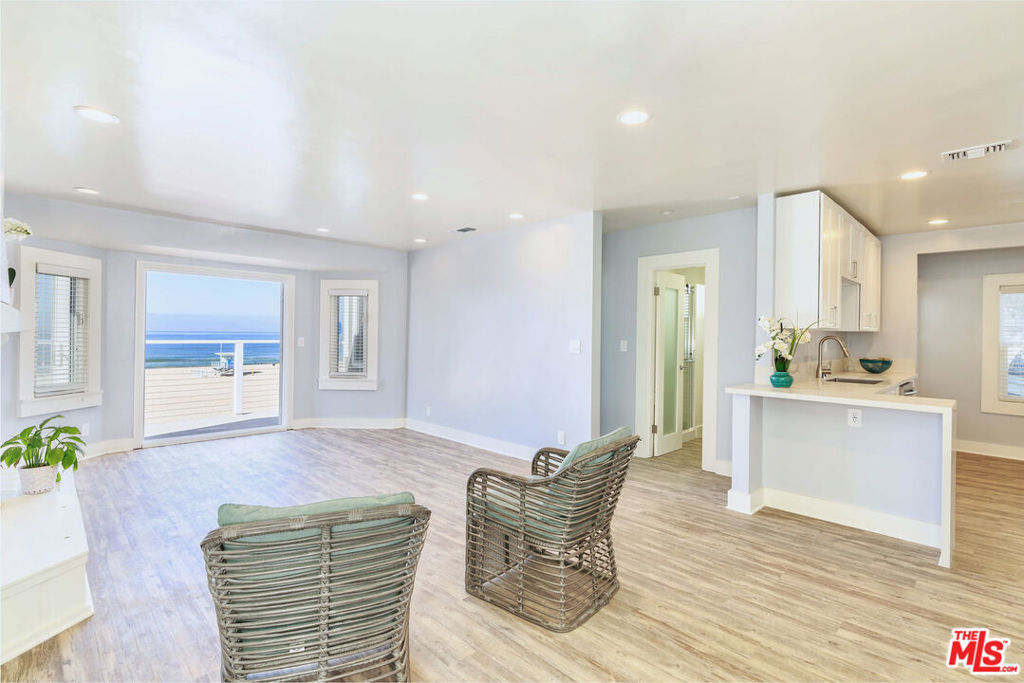 1836 The Strand Property Photo 13