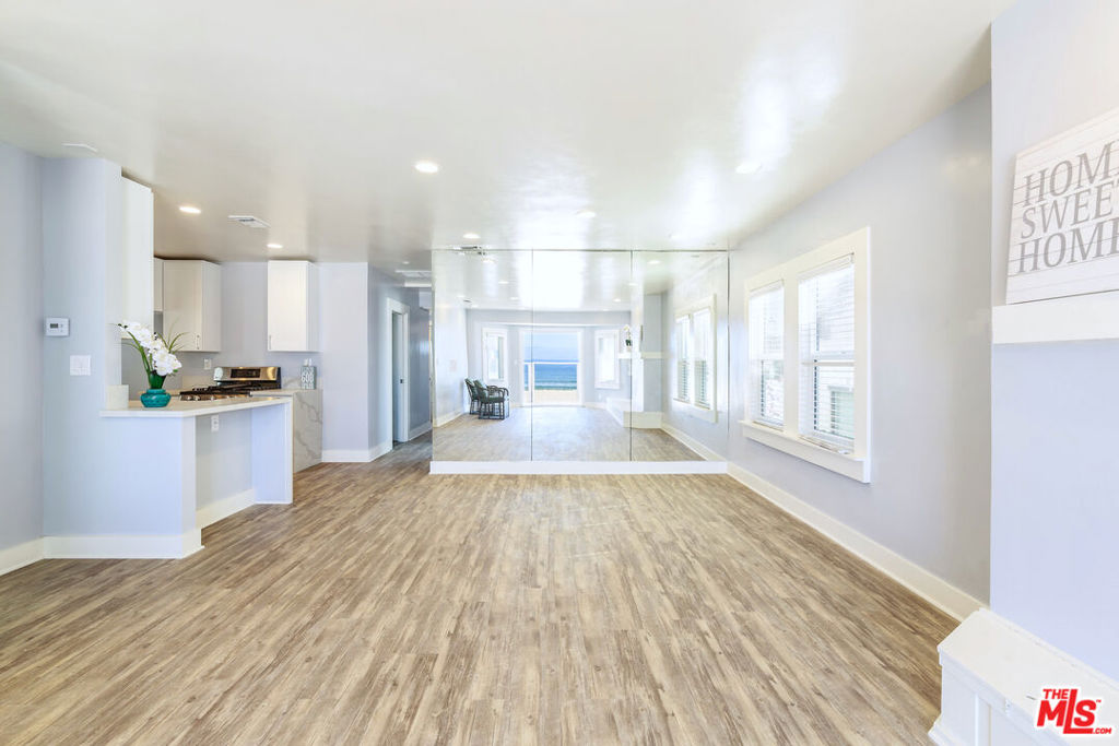 1836 The Strand Property Photo 14