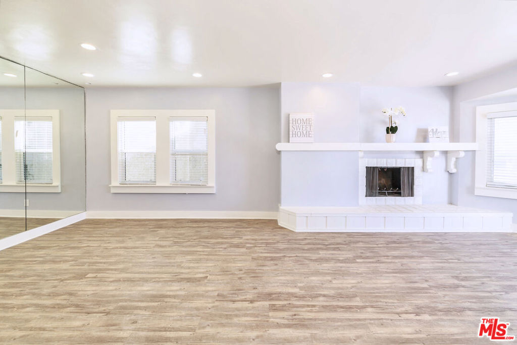 1836 The Strand Property Photo 16