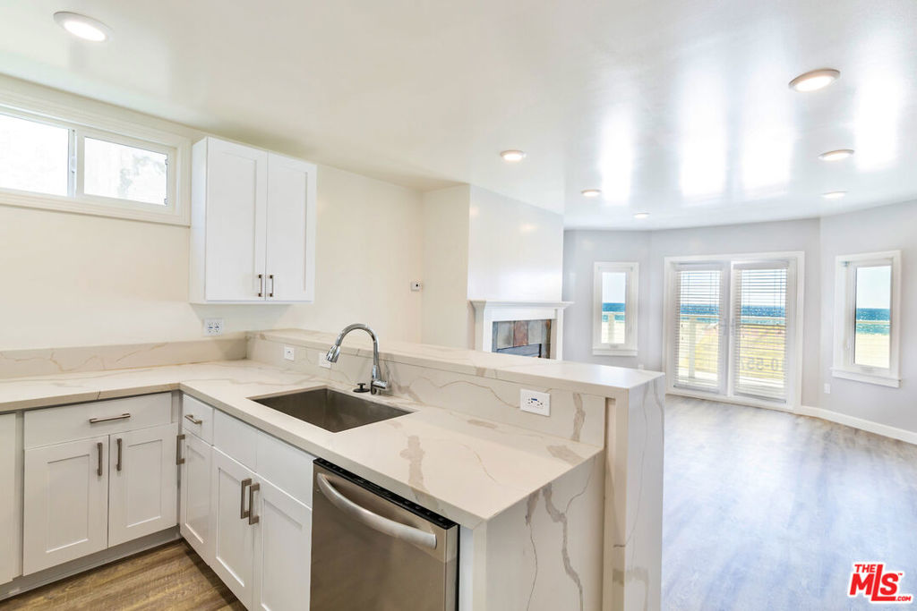 1836 The Strand Property Photo 35