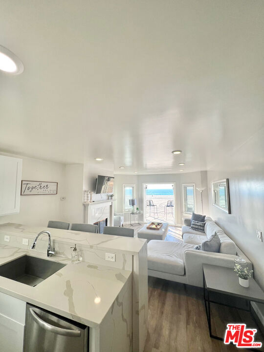 1836 The Strand Property Photo 48