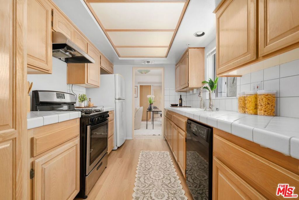 1932 Pelham Avenue 202 Property Photo 6