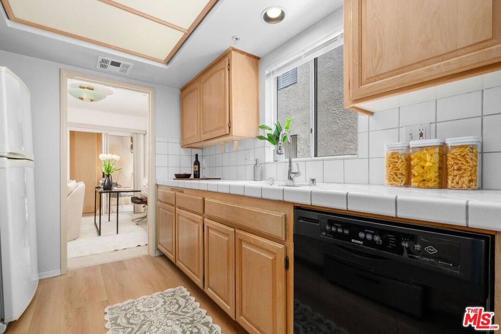 1932 Pelham Avenue 202 Property Photo 7