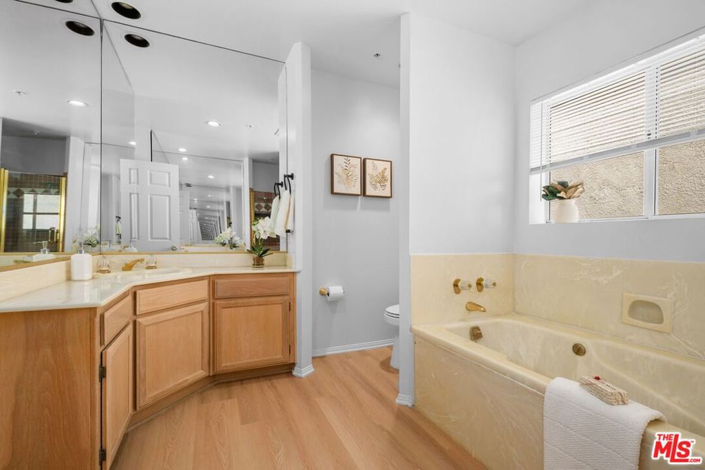1932 Pelham Avenue 202 Property Photo 15
