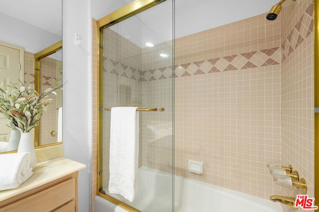 1932 Pelham Avenue 202 Property Photo 21