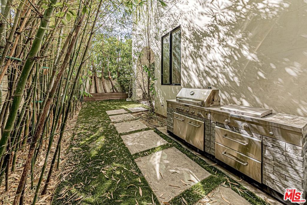310 N Lucerne Boulevard Property Photo 48