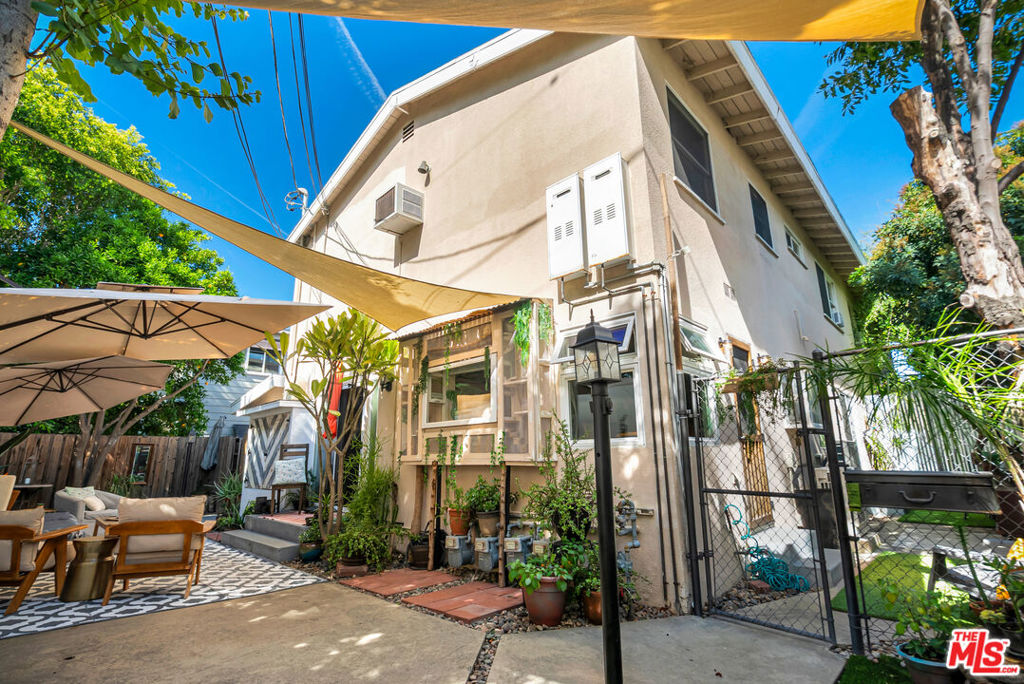 14722 Magnolia Boulevard Property Photo 4