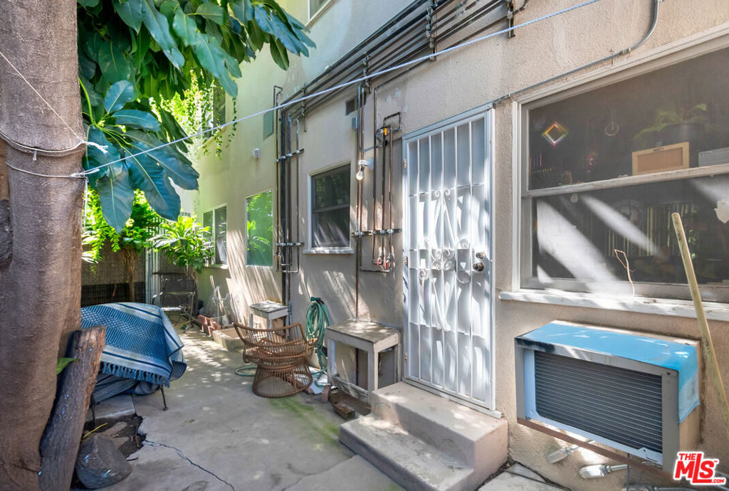 14722 Magnolia Boulevard Property Photo 8