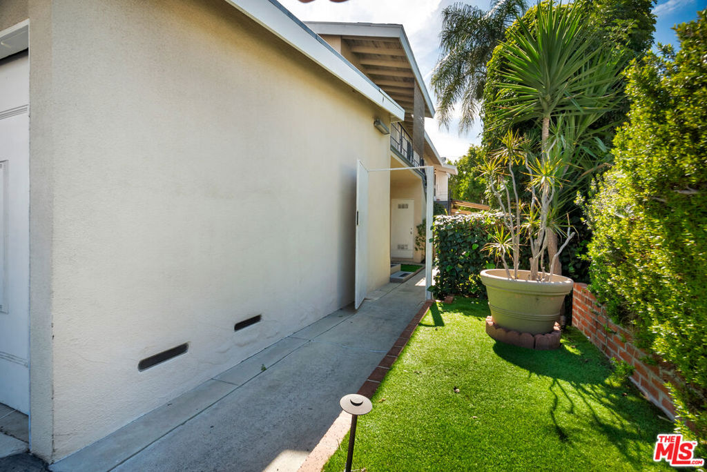 14722 Magnolia Boulevard Property Photo 11