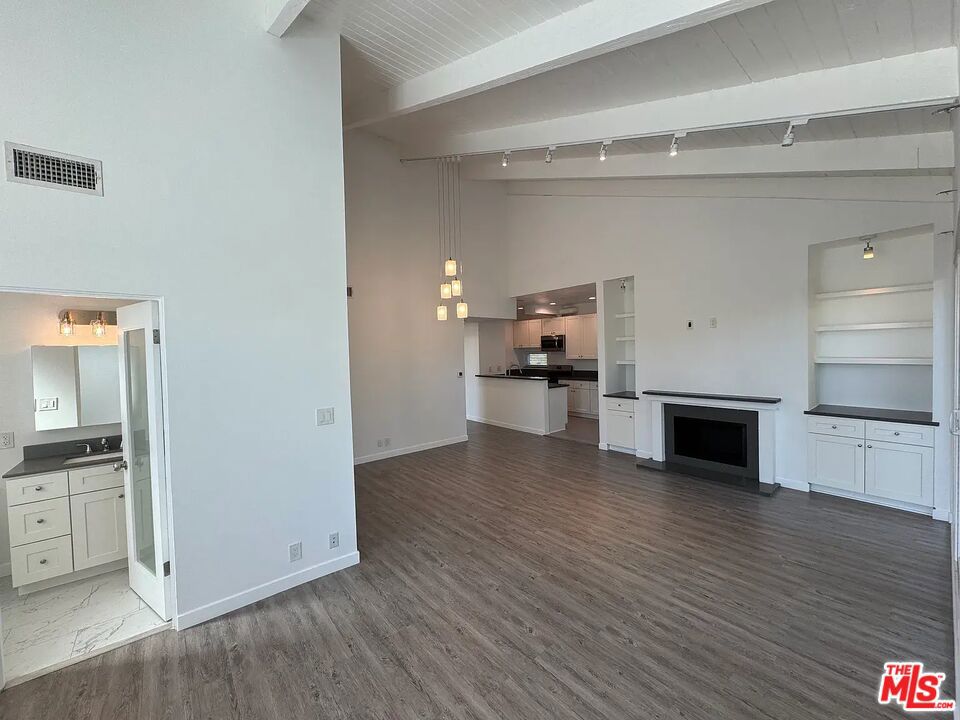 733 Huntley Drive Property Photo 3