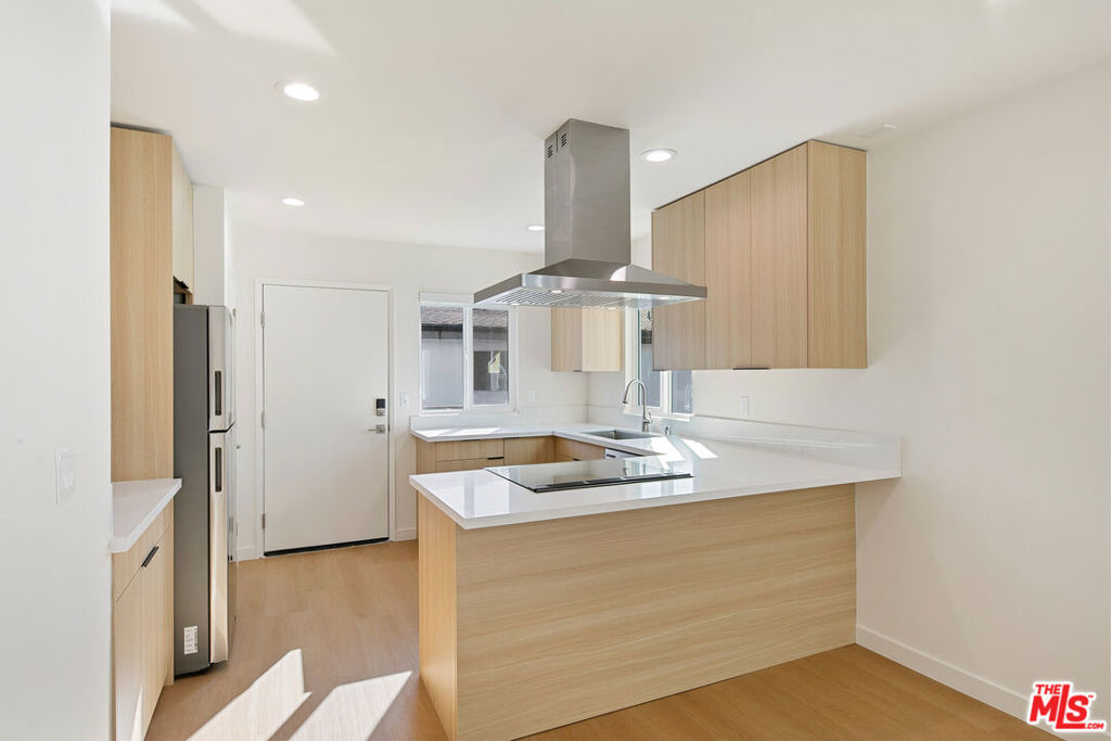 954 N San Vicente Boulevard 6 Property Photo 7