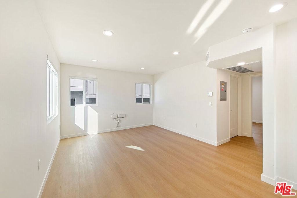 954 N San Vicente Boulevard 6 Property Photo 8