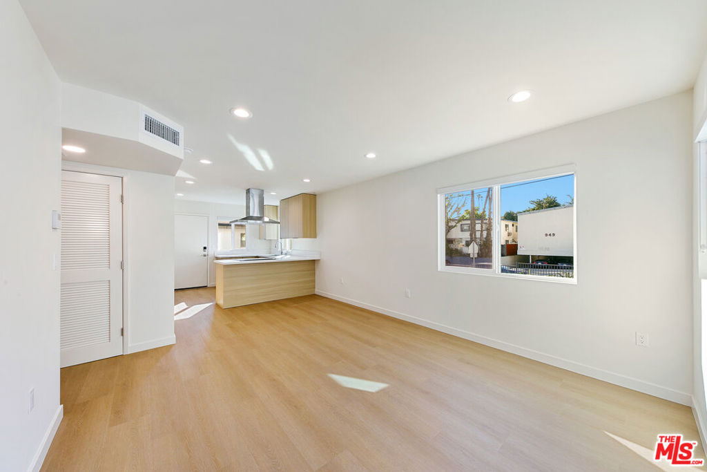 954 N San Vicente Boulevard 6 Property Photo 9