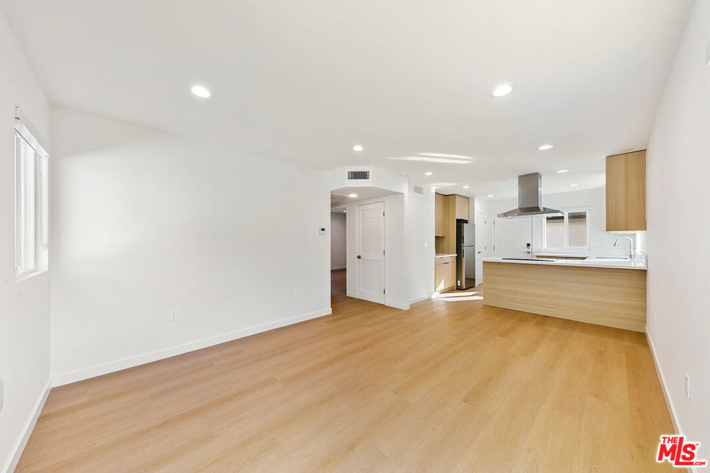 954 N San Vicente Boulevard 6 Property Photo 10