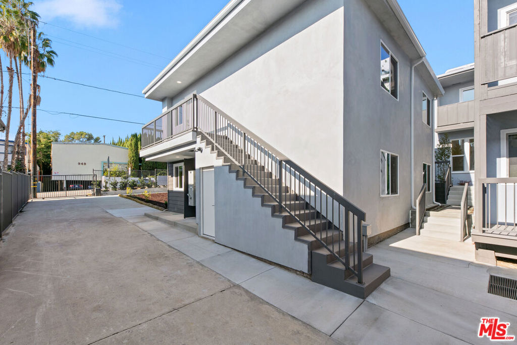 954 N San Vicente Boulevard 6 Property Photo 20
