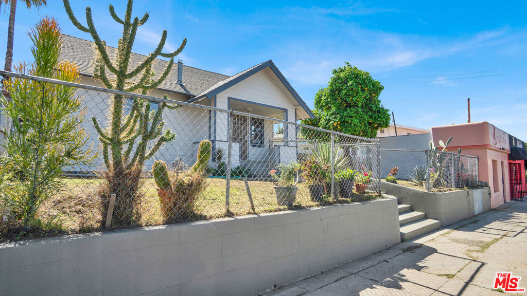 6072 York Boulevard Property Photo 2