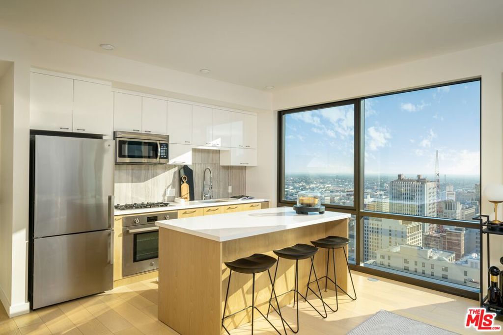 400 S Broadway 809 Property Photo 2