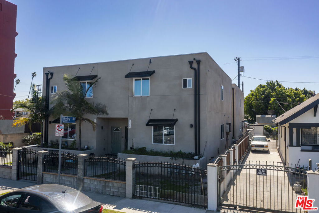 816 W 47th Street Property Photo 8