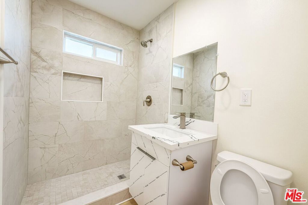 1189 W 36th Place 3 Property Photo 6