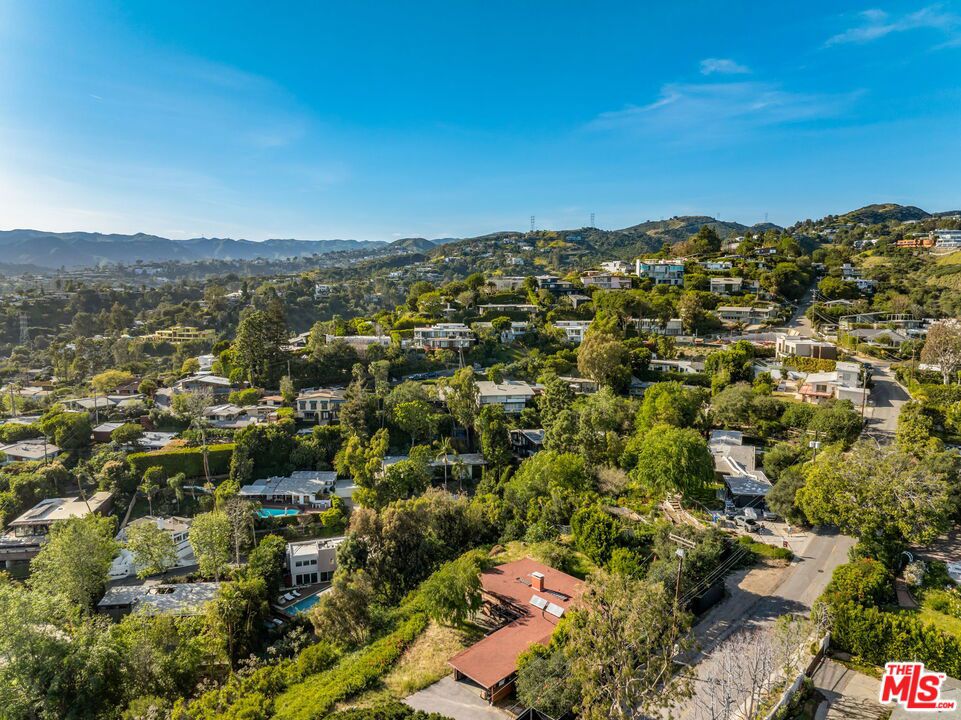 747 N Tigertail Road Property Photo 4